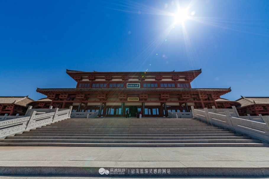 皇甫谧纪念馆外观，晋汉风格殿堂建筑