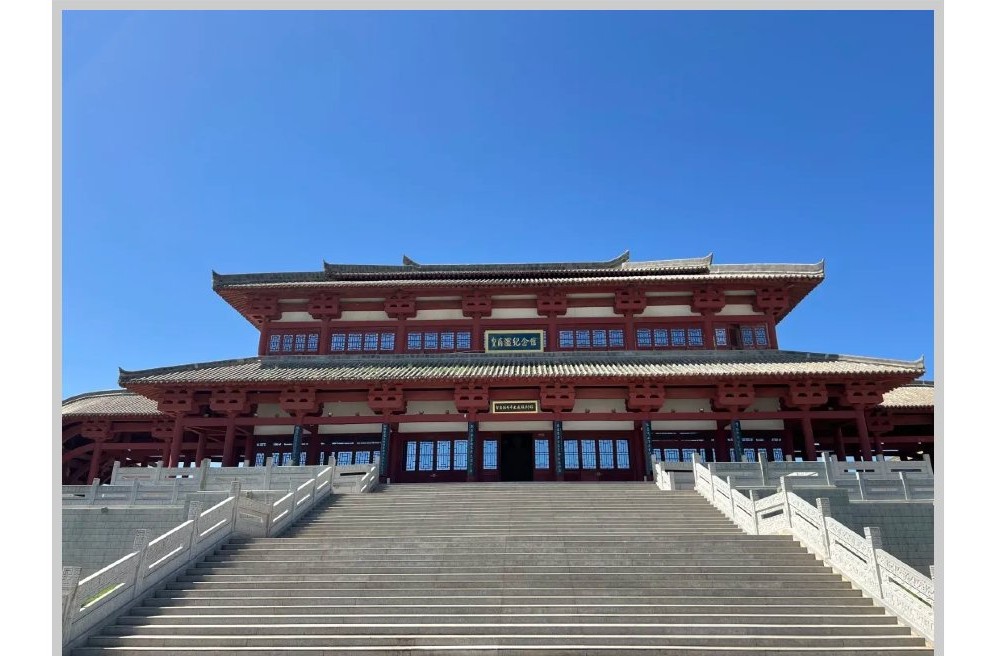 皇甫谧纪念馆外观，晋汉风格重檐建筑，蓝天白云下庄严肃穆