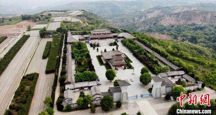 航拍视角下的皇甫谧文化园，处在黄土塬上，晋汉风格建筑群
