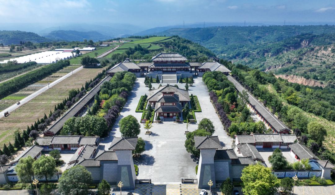 皇甫谧文化园全景航拍，晋汉风格建筑群沿中轴线对称分布