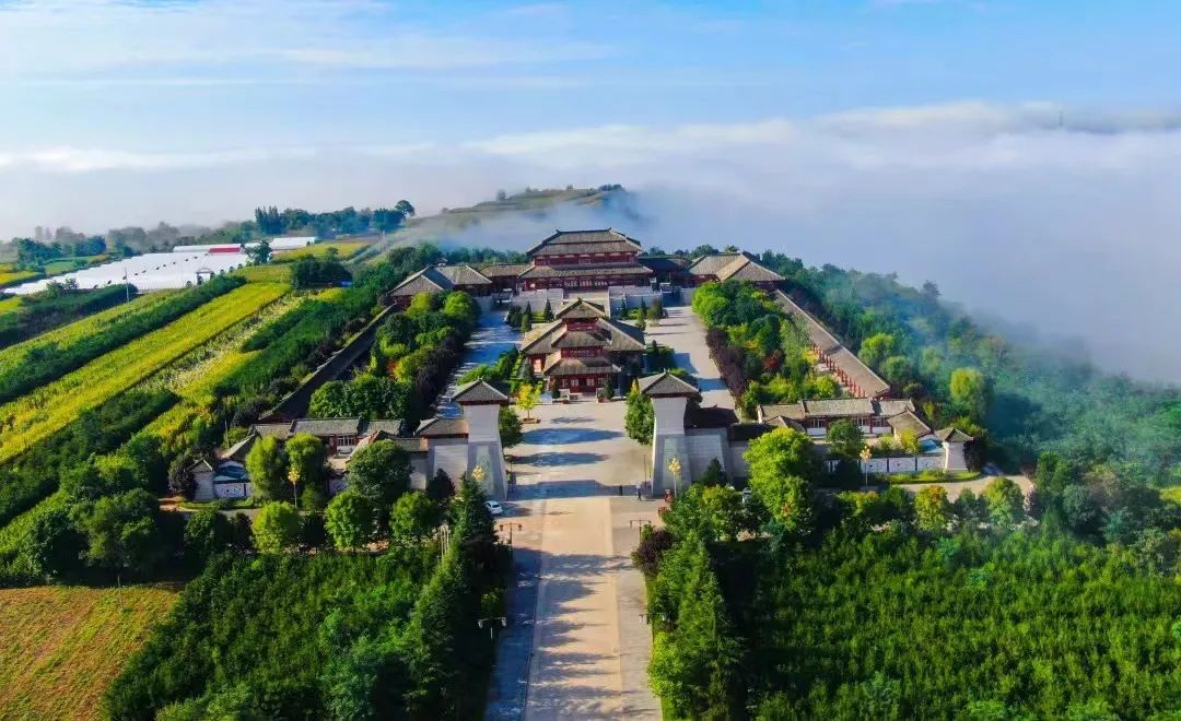 皇甫谧文化园云雾全景，黄土塬上的晋汉风格建筑群