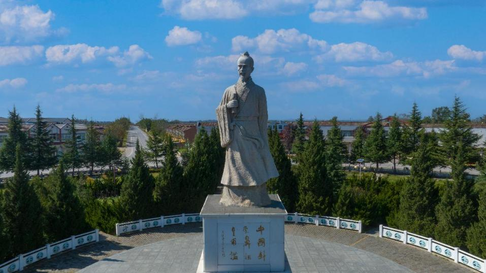 灵台县朝那镇皇甫谧公园雕像